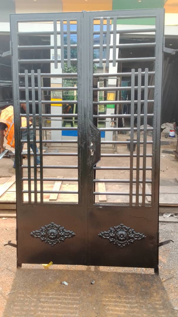 Porte metallique 2 battants + motifs emboutis